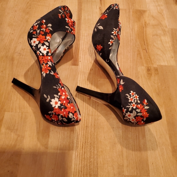 Jessica Simpson Heels - Picture 4 of 5